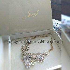 ⭐🆕 Gorgeous statement jeweled necklace